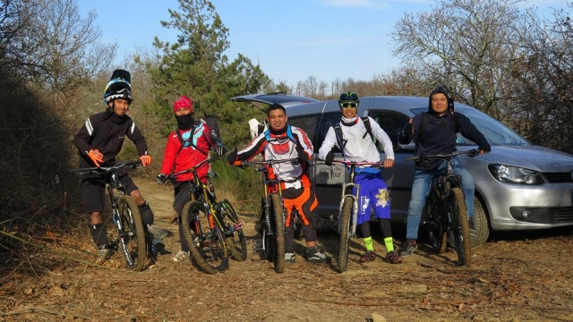  Diversión subiendo con amigos 