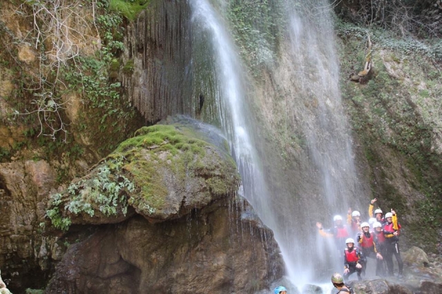 Debajo de la cascada 