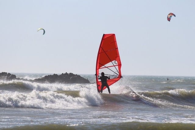  En el agua con windsurf 