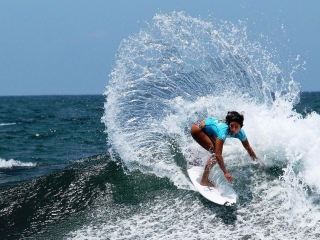 Lección individual de surf (1,5 horas) en Bari