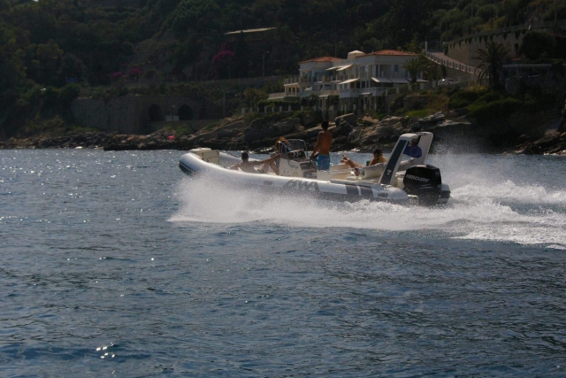  Renta de embarcación neumática Liguria