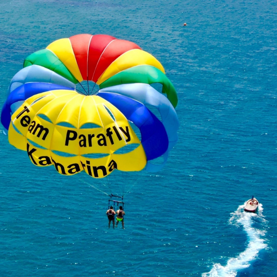  sobrevolando el mar azul 