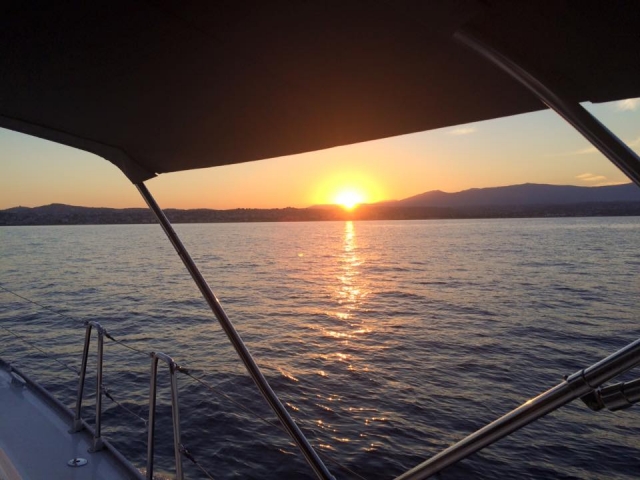  Admirar la puesta de sol desde el barco 