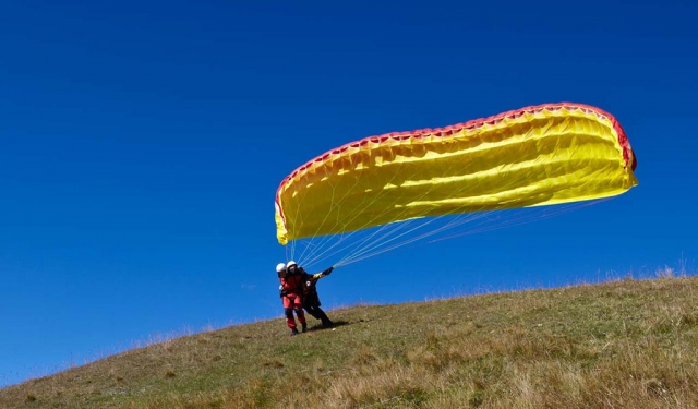 El despegue del parapenle biplaza 