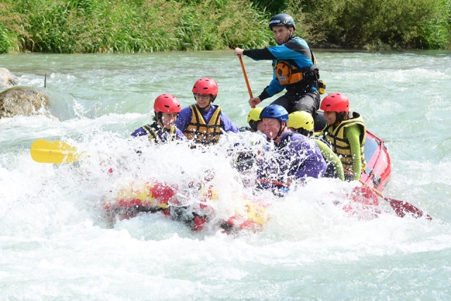  Rafting entre los rápidos 
