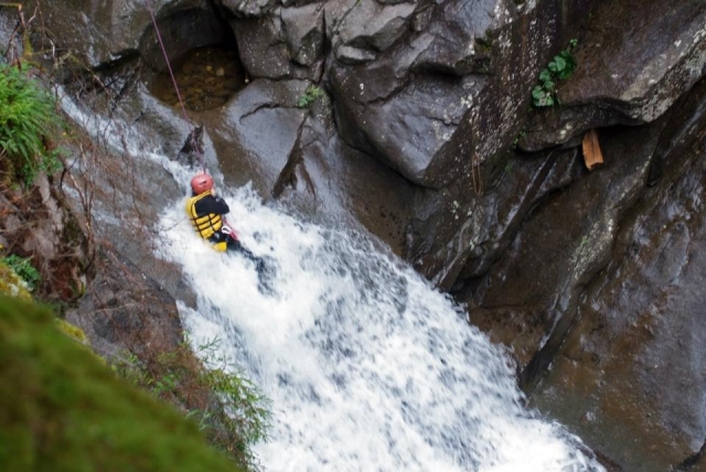  Bajando la cascada 