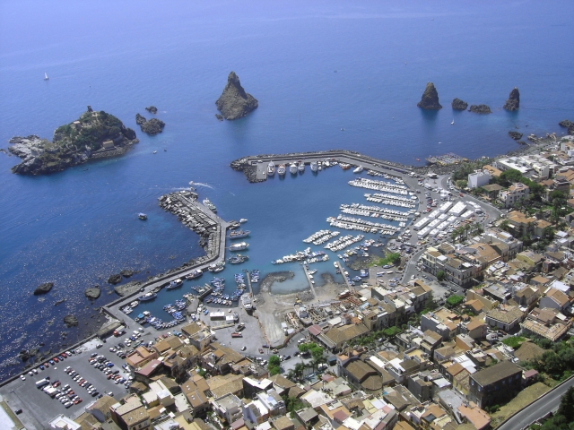  El pequeño puerto de Acitrezza 