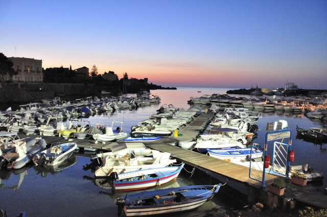  El puerto de Ognina al atardecer 