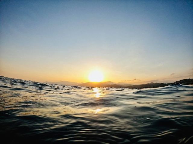  Puesta de sol sobre el mar