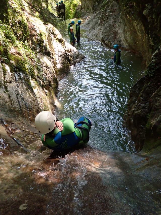  Deslizándose por los toboganes naturales 