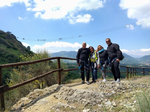  Una foto de grupo con el puenle de fondo 