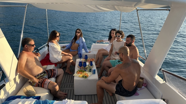 Paseo en barco por la Bahía de Cefalú + aperitivo 4h
