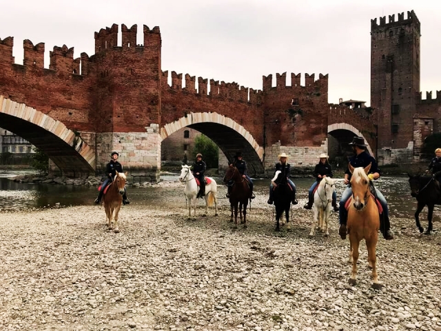  Pbaños a caballo en Verona 