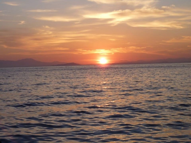 atardecer sobre el mar 