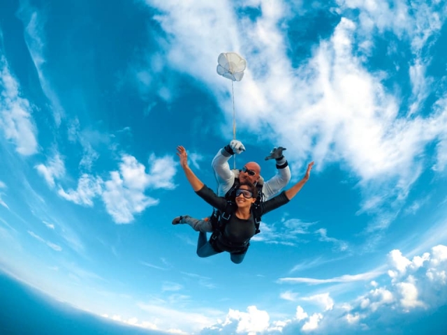  paracaidismo en el cielo de Piamonle 
