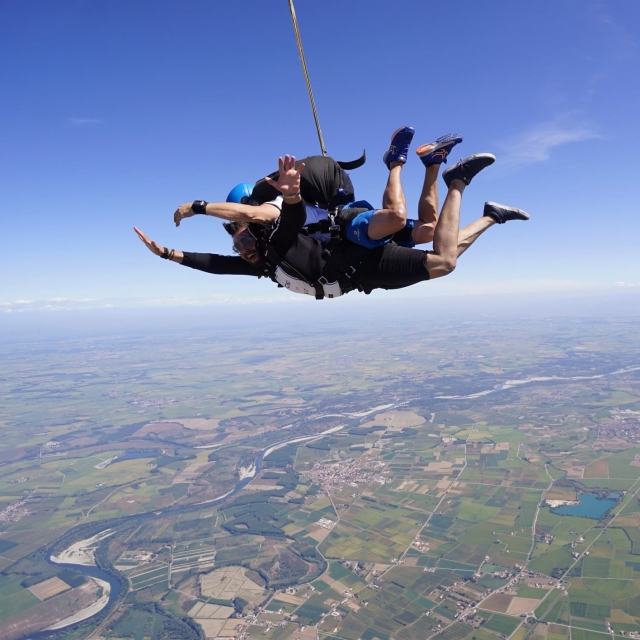  paracaidismo en el cielo del Piamonte
