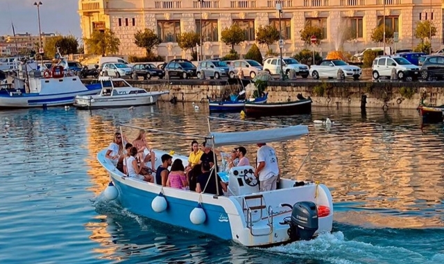 Paseo en barco con aperitivo Siracusa 1,5h