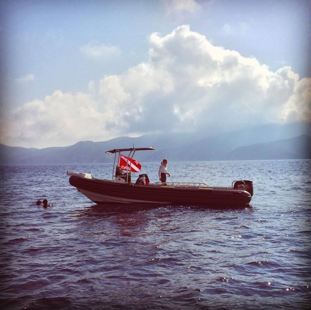 con el apoyo de nuestros botes