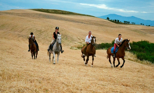 cabalgando por las colinas toscanas 