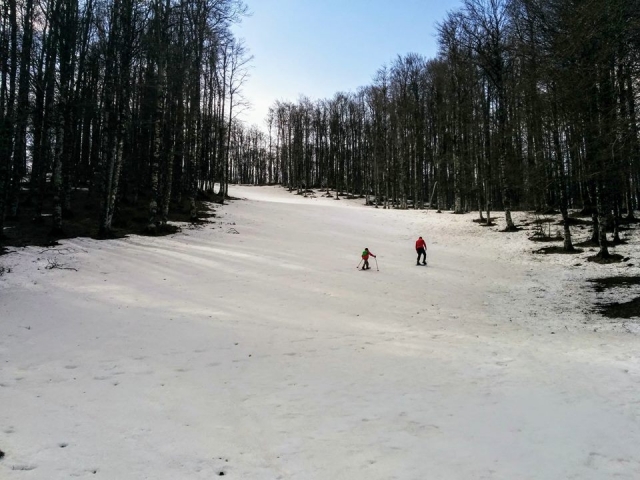 una camicrema con raquetas de nieve con nosotros para relajar cuerpo y alma