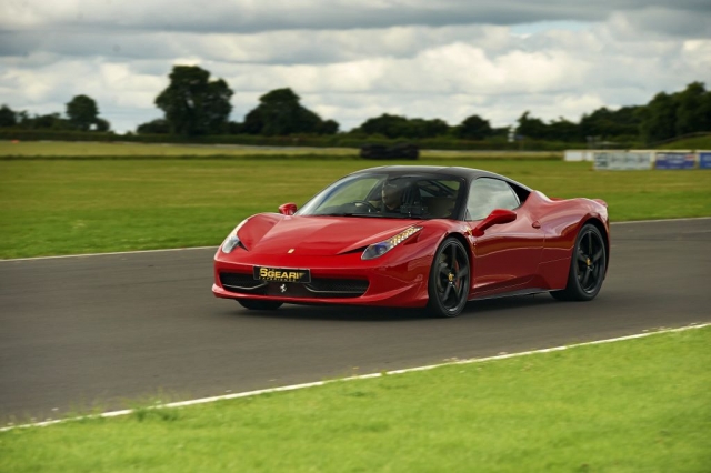  ferrari 458 en la pista