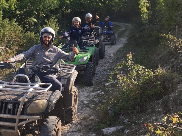  Ruta en cuatrimoto con amigos 