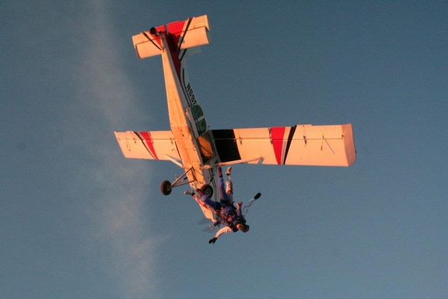  Bajando del avión 
