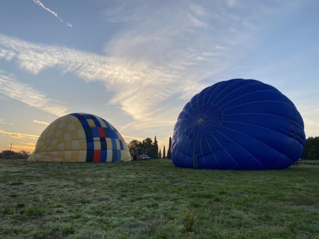  Inflando globos con las primeras luces del amanecer