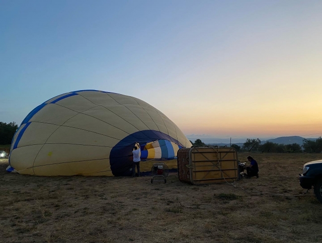 Al amanecer despegamos