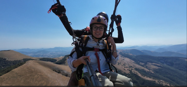  Parapente volando sobre el parque natural de Monte Cucco 