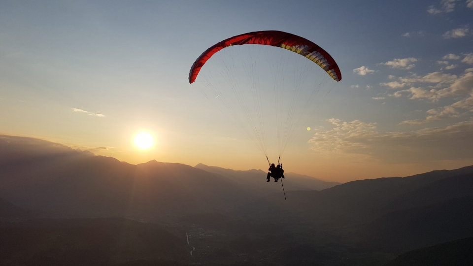 parapente al atardecer 