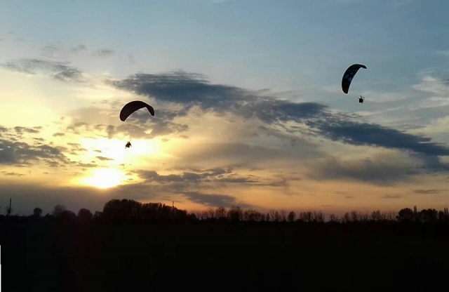paramotor al atardecer