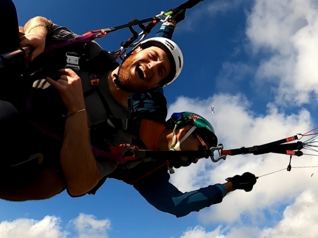  En el cielo en un parapenle biplaza