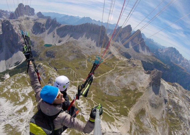  volar en parapenle en las montañas 