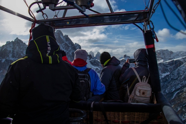  en un globo aerostático entre los Alpes 