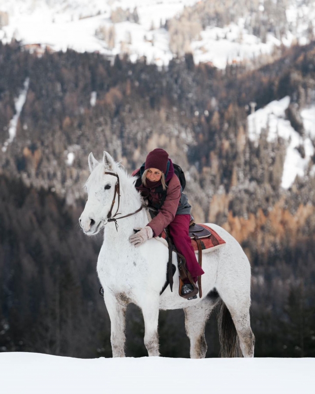  Nuestro hermoso caballo blanco, como la nieve 