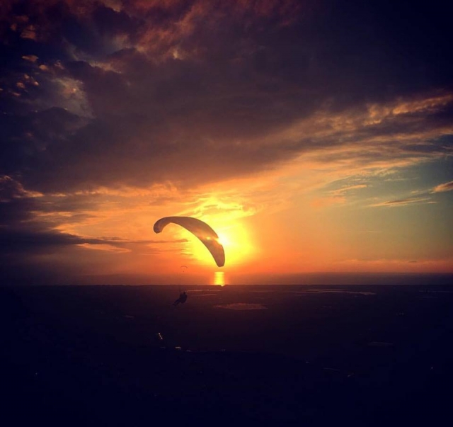  Un vuelo al atardecer. 