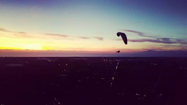  Volando hacia el atardecer. 