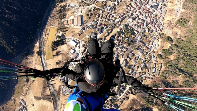  sobre la ciudad en parapente