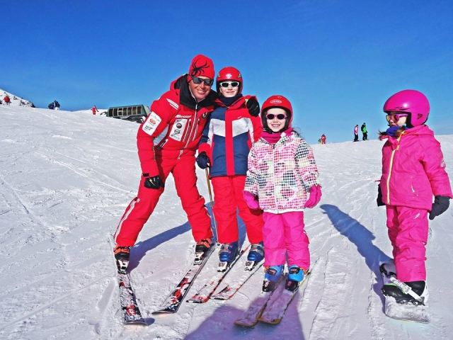 el curso de esquí alpino es para toda la familia 