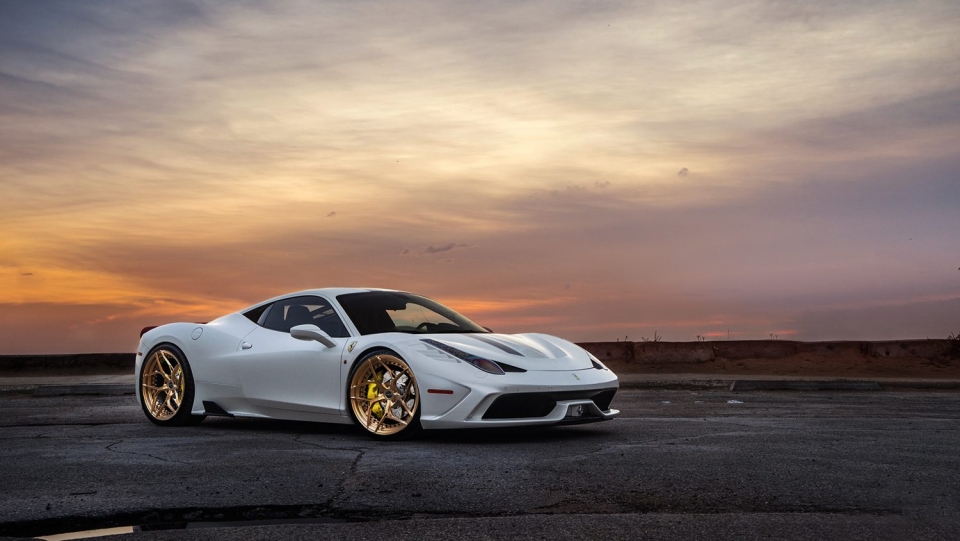 Ferrari blanco al atardecer 
