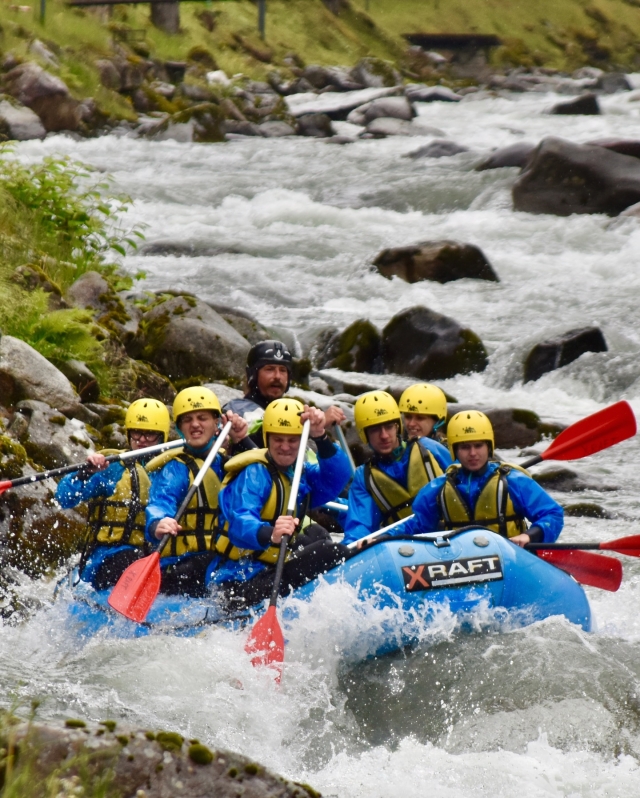  Rafting entre los rápidos