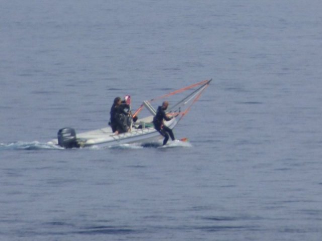 El instructor le enseña