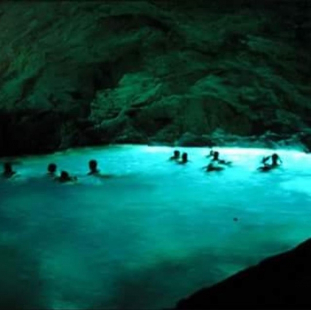  Explorando las cueva 