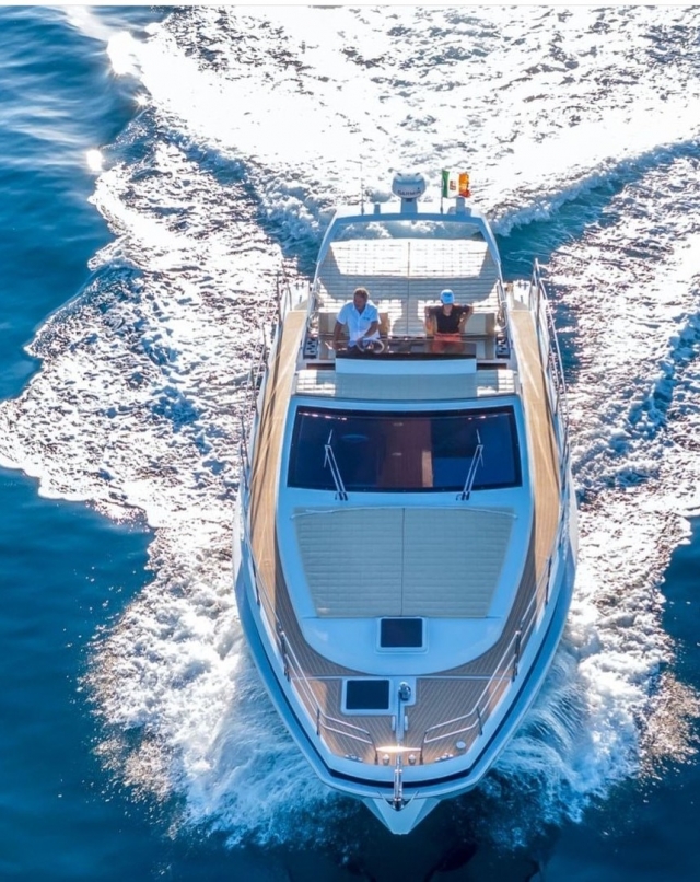 Paseo en barco de excelencia y almuerzo Islas Tremiusted 8h