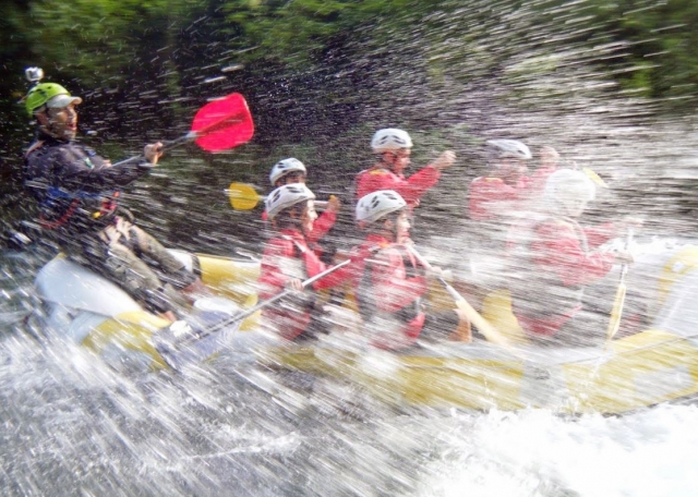 Rafting en grupo en el río Tanagro