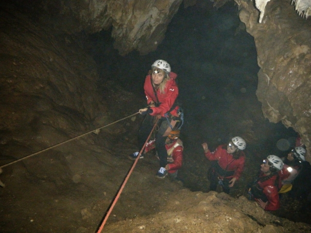  Escalando en la gruta 