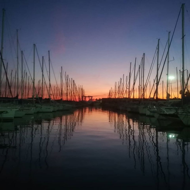  en el puerto al atardecer 