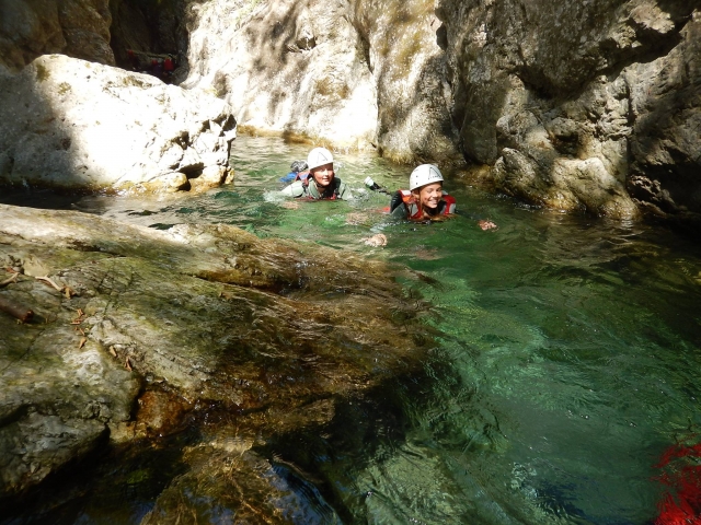  Aguas cristalinas en medio de los cañones 
