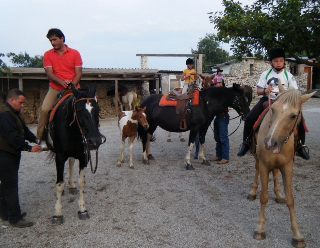 Excursión a caballo con niños en tour a las colinas de Montena 